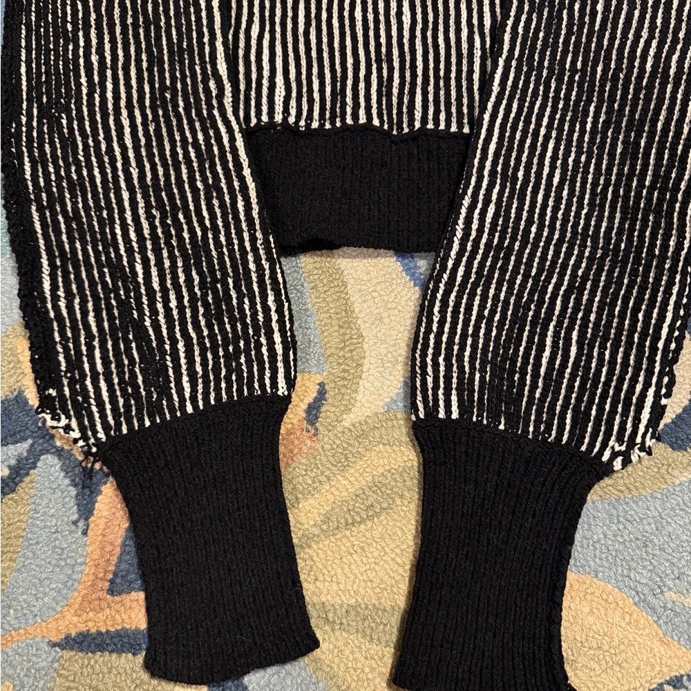 New In Two Tone Sweater size medium - Picture 4 of 6